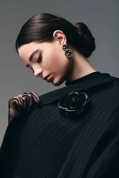 A young and stylish woman poses gracefully, highlighting her unique outfit and accessories. — Stock Photo