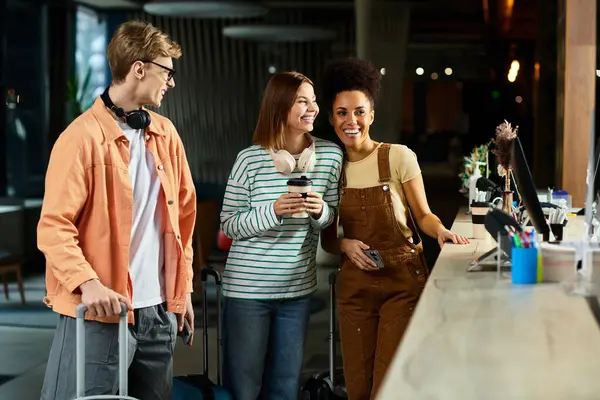 Tre colleghi condividono sorrisi e risate nella hall dell'hotel mentre si preparano per la loro giornata. — Foto stock