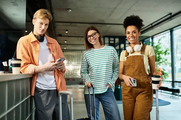 I colleghi si riuniscono in un'elegante hall dell'hotel, entusiasti per il loro viaggio d'affari. — Foto stock