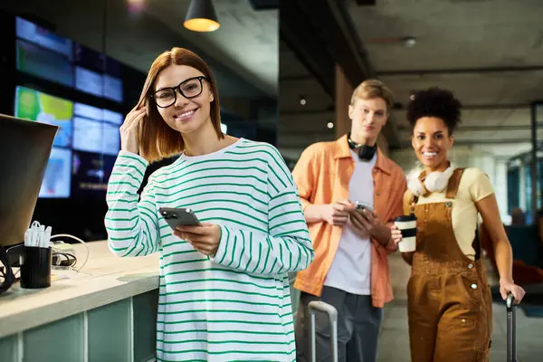 Three colleagues engage in casual conversation at a hotel counter, enjoying their break from work. — Stock Photo