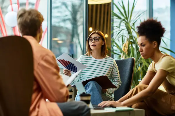 Група колег активно обговорює документи в готелі. — Stock Photo