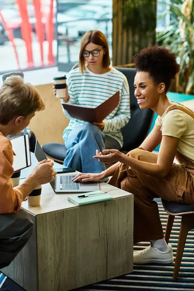 Colegas discuten activamente las ideas mientras disfrutan del café en un hotel moderno. - foto de stock