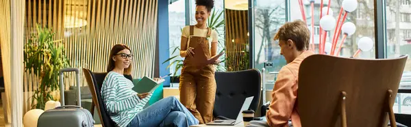 Three colleagues engage in discussions while relaxing in a stylish hotel lounge, sharing ideas. — Stock Photo