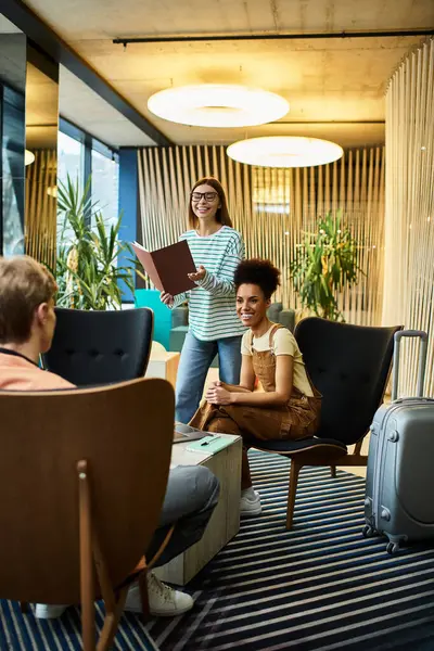 Colegas se reúnem em um elegante salão de hotel discutindo planos e compartilhando ideias juntos. — Fotografia de Stock