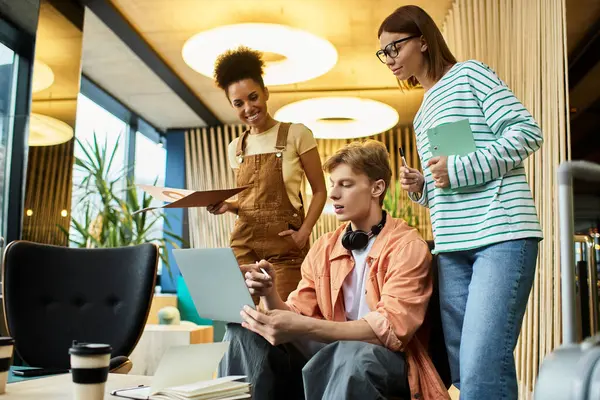 Kollegen diskutieren am Laptop in stilvollem Hotel-Ambiente. — Stockfoto