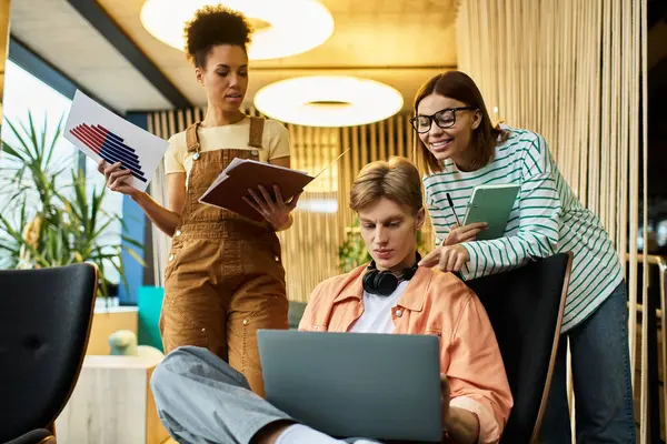 Tre colleghi discutono di un progetto in un hotel chic durante un viaggio di lavoro. — Foto stock
