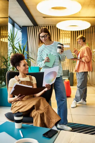 Colleagues engage in brainstorming and discussions while enjoying their time at the hotel lobby. — Stock Photo