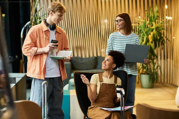 Gruppo di colleghi impegnati in vivaci discussioni mentre collaborano a progetti nella lounge dell'hotel — Foto stock