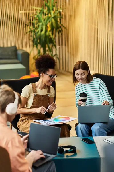 A group of colleagues collaborates on creative projects while enjoying their time at a hotel. — Stock Photo