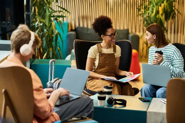 Colegas participan en una animada discusión y una sesión de lluvia de ideas en una sala de estar del hotel. - foto de stock