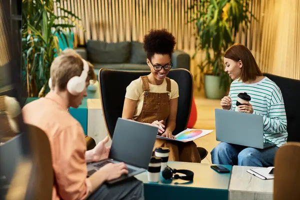 Group of colleagues engaged in discussion and work at a hotel lounge area, sharing ideas. — Stock Photo