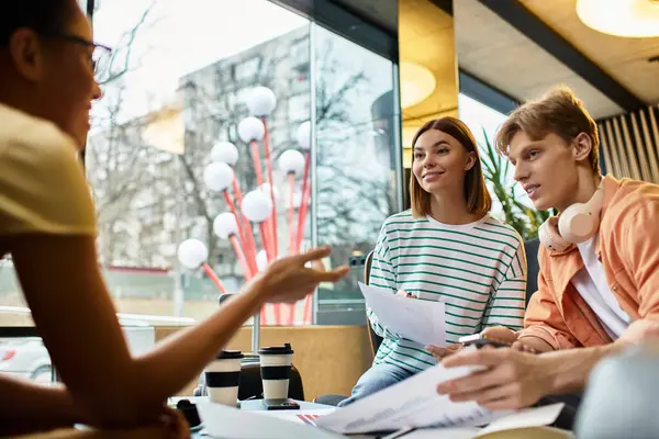 Três colegas se envolver em uma conversa animada enquanto brainstorming ideias em um café do hotel. — Fotografia de Stock