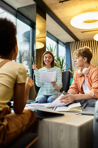 Colleagues collaborate enthusiastically in a stylish hotel setting, sharing ideas and documents. — Fotografia de Stock