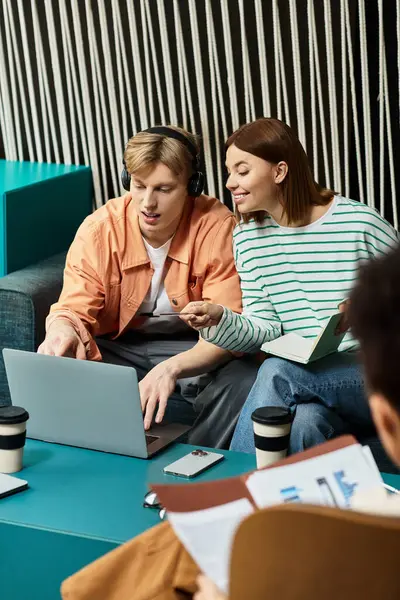 Dois colegas se envolvem em uma discussão animada enquanto revisam um laptop em um hotel. — Fotografia de Stock