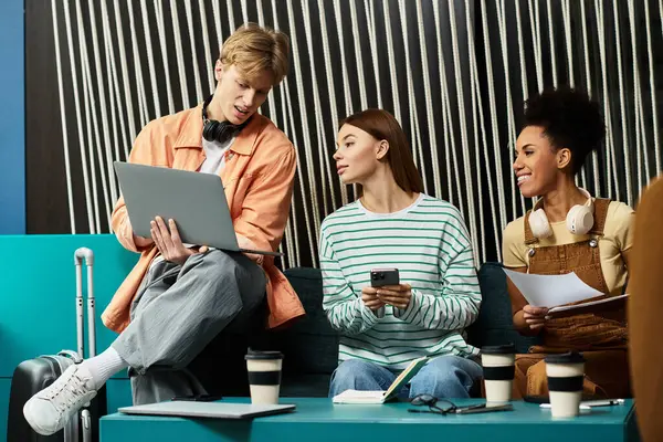 Three colleagues gather at a hotel to share ideas and work on projects over drinks. — Stock Photo