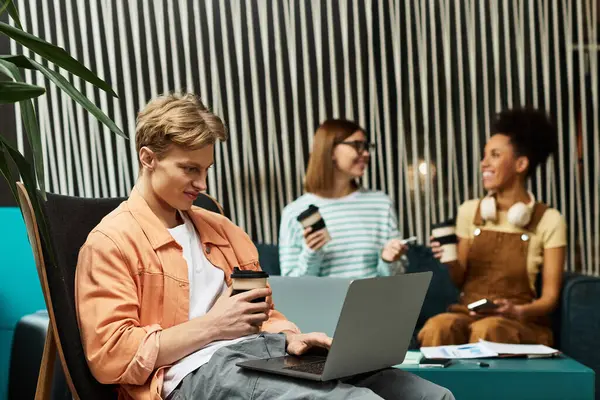 Un gruppo di colleghi si gode il caffè mentre discute il lavoro in un ambiente elegante dell'hotel. — Foto stock