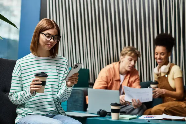 A group of colleagues collaborates while enjoying coffee in a hotel lobby environment. — Stock Photo