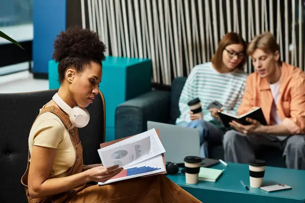 Colleagues participate in a focused meeting while sharing ideas at a hotel lounge area. — Stock Photo