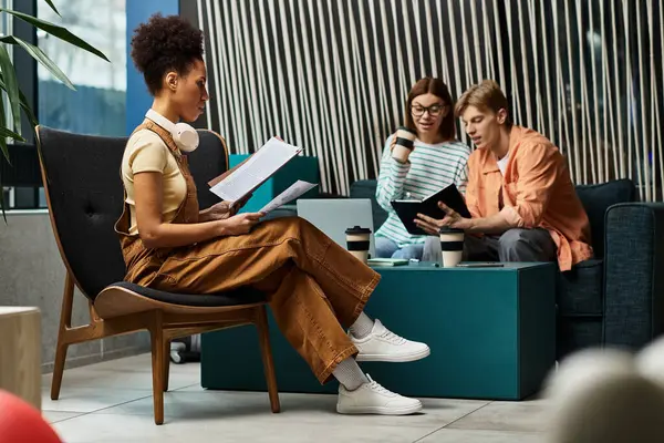 Team members engage in discussions while reviewing documents and sharing insights together. — Stock Photo