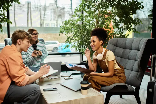 Colegas hacen una lluvia de ideas y colaboran en un hotel, disfrutando de su tiempo juntos. — Stock Photo