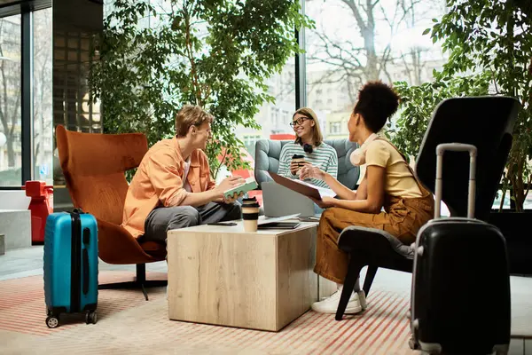 In a cozy hotel lounge, colleagues collaborate while enjoying drinks and sharing ideas. — Stock Photo