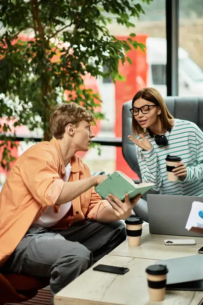 Dos colegas participan en una animada discusión mientras comparten ideas en un entorno hotelero. - foto de stock