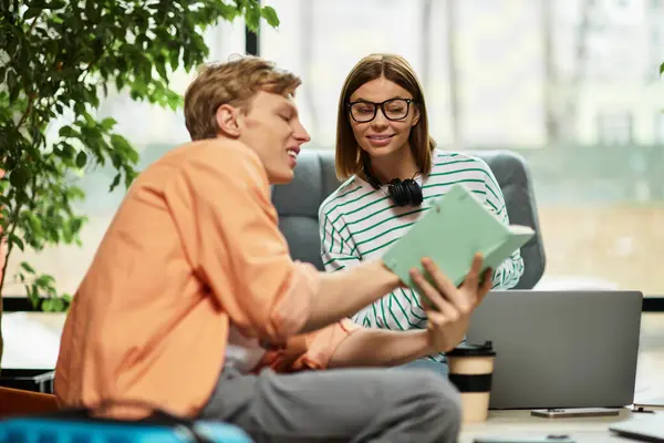 Colleagues share ideas and collaborate in a warm hotel setting, enhancing their teamwork. — Stock Photo