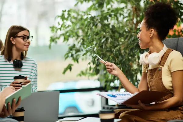Two colleagues at a hotel discuss ideas while enjoying coffee and sharing insights. — Stock Photo