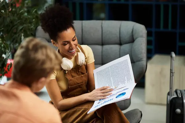 Colleagues collaborate in a hotel lobby, sharing ideas and enjoying productive time together. — Stock Photo