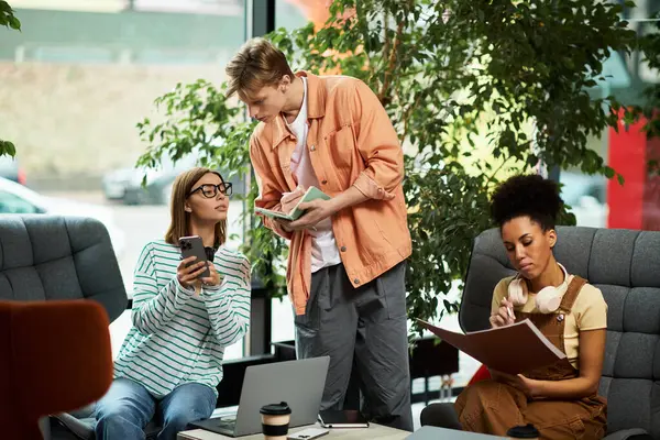 I membri del team si impegnano nella discussione e nella pianificazione mentre si rilassano in un ambiente alberghiero. — Foto stock