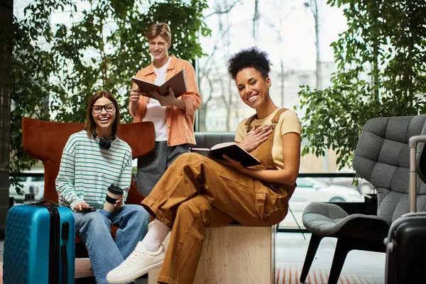 Three colleagues relax and engage in conversation at a hotel, sharing ideas and enjoyment. — Stock Photo