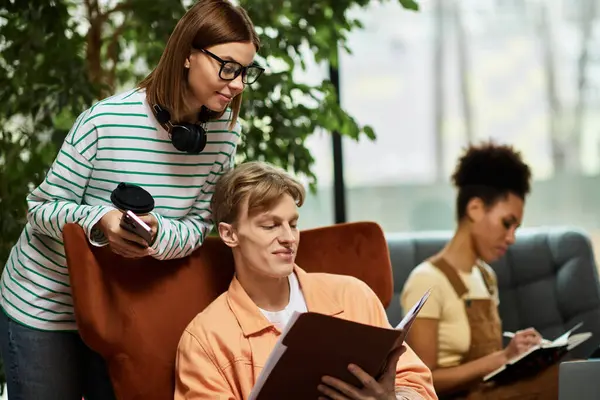 Three colleagues collaborate in a hotel lounge, sharing ideas over coffee and notes. — Stock Photo