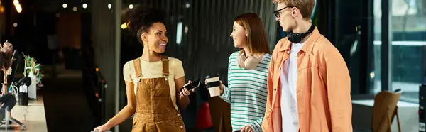Three colleagues chat and smile while enjoying coffee at a hotel coffee bar during work events — Stock Photo