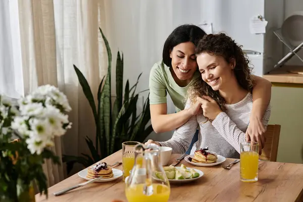 Freudiges lesbisches Paar genießt ein köstliches gemeinsames Frühstück, umgeben von Wärme und Liebe. — Stockfoto