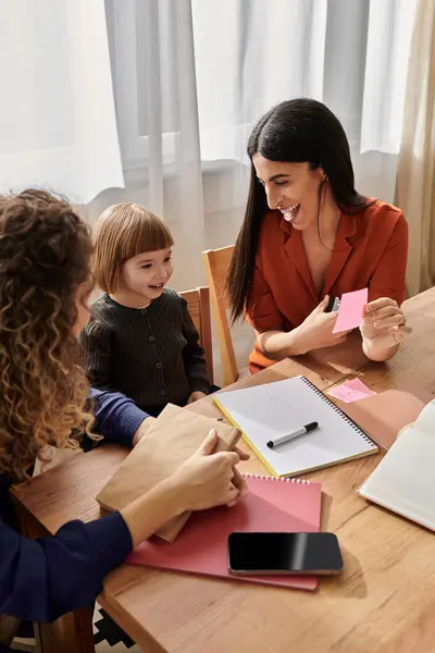 Due donne interagiscono gioiosamente con la figlia circondate da note colorate e un'atmosfera calda. — Foto stock