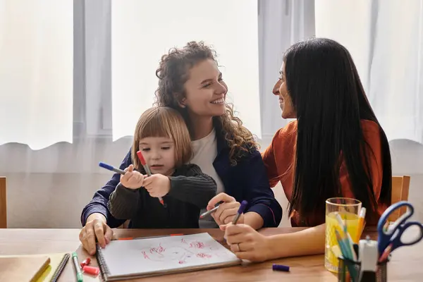 Una famiglia gioiosa condivide del tempo di qualità insieme, disegnando e ridendo nel loro elegante appartamento. — Foto stock