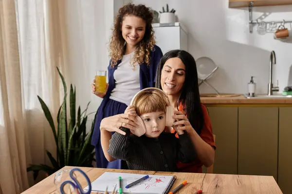 Dois pais amorosos compartilham momentos alegres com sua filha enquanto ela explora sua criatividade. — Fotografia de Stock