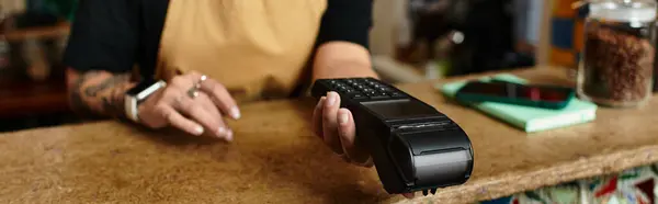 Молодая женщина взаимодействует с персоналом кафе, наслаждаясь живой атмосферой вокруг нее. — стоковое фото
