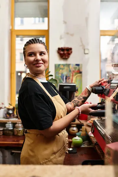 Brightly lit cafe brimming with personality as a young woman warmly interacts with patrons — Stock Photo