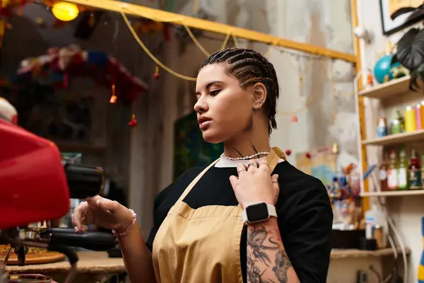 A young woman expertly brews coffee in a charming cafe, showcasing her vibrant personality. — Stock Photo