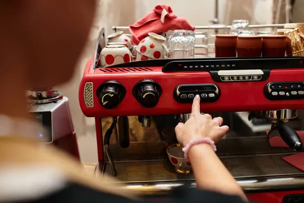 A young woman enthusiastically prepares coffee, showcasing her vibrant personality at the cafe. — Stock Photo
