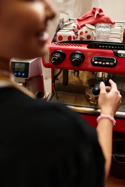 A young woman expertly prepares her favorite drink, fully immersed in the cafes lively ambiance. — Stock Photo