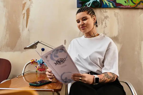 A young woman with a confident smile browses the cafe menu, savoring the ambiance. — Stock Photo