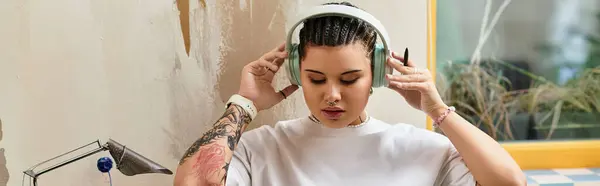 Une jeune femme immergée dans ses pensées, portant un casque tout en se relaxant dans un café. — Stock Photo
