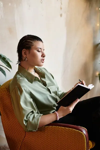 A beautiful young woman engages in writing while relaxing in a cafe, enjoying the serene atmosphere. — Stock Photo
