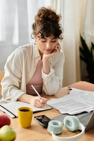 Eine Frau macht sich Notizen in einem gemütlichen Rahmen mit frischem Obst und warmem Kaffee um sich herum. — Stockfoto