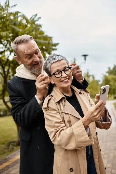 A loving couple spends quality time together, capturing joyful moments in a beautiful park setting. — Stock Photo
