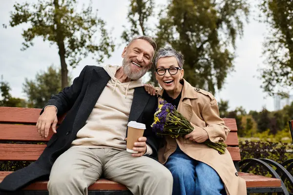 Una pareja amorosa disfruta de su tiempo juntos en un parque sereno, rodeado de belleza naturalezas. - foto de stock