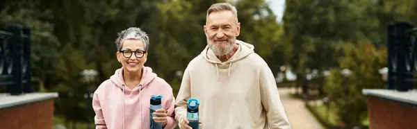 A loving couple strolls through a beautiful park, enjoying each others company. — Stock Photo