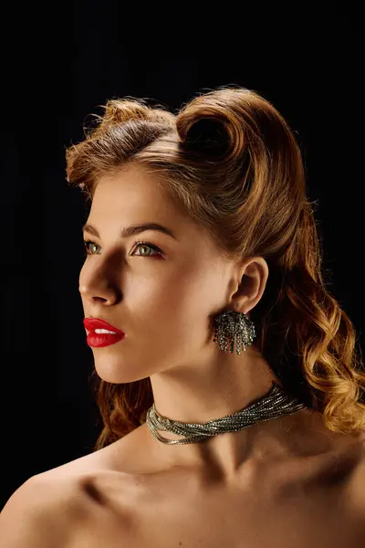 An alluring young woman displays vintage inspired elegance with chic makeup and stylish accessories. — Stock Photo